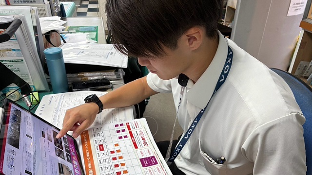 トヨタディーラーで営業職の日常業務をしてる様子の写真